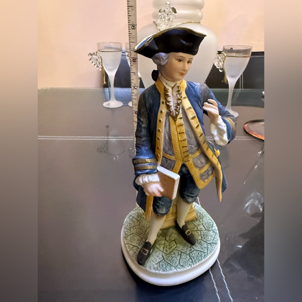 Vintage “Town Crier” Colonist Figurine – Andrea by Sadek - Picture 4 of 6
